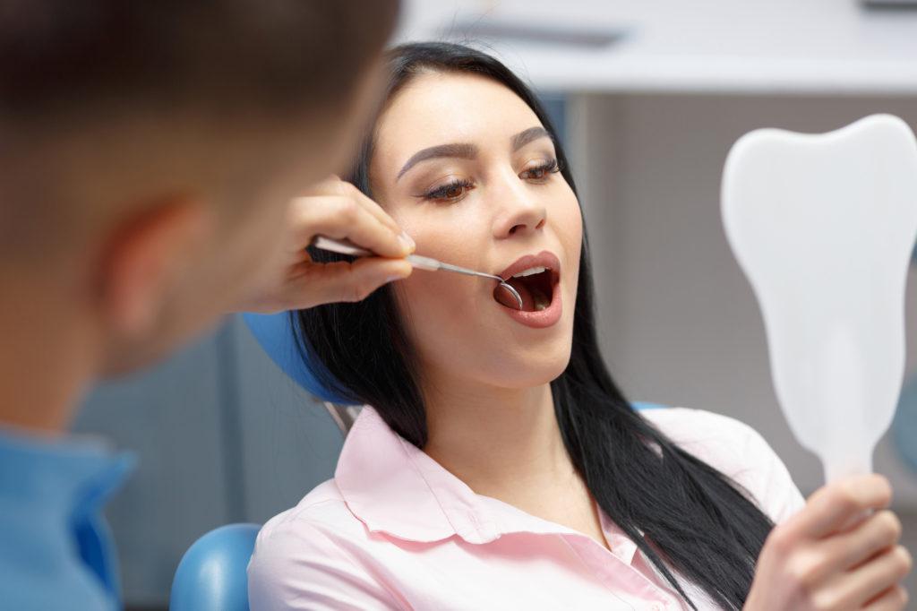 歯科診療中の女性